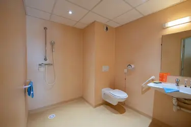 maison de retraite les jardins de la crau miramas salle d eau jaune